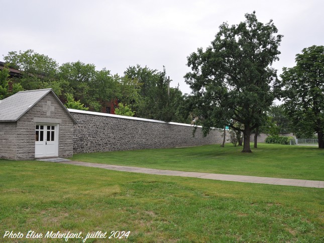 Cimetière de la cour du Monastère des Augustines de l'Hôpital-Général de  Québec